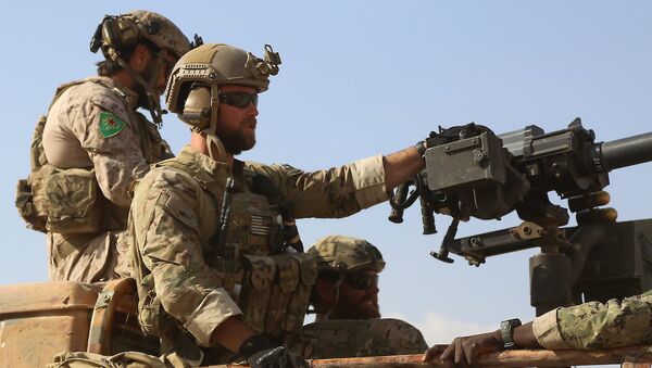 YPG simgesi taşıyan üniformalar giyen ABD askerleri. - Sputnik Türkiye