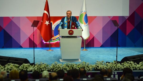 Cumhurbaşkanı Recep Tayyip Erdoğan, Kırşehir'de Ahi Evran Üniversitesi fahri doktora tevcih törenine katılarak konuşma yaptı. - Sputnik Türkiye
