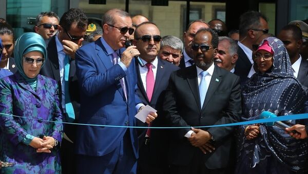Cumhurbaşkanı Recep Tayyip Erdoğan, resmi ziyaret için bulunduğu Somali'nin başkenti Mogadişu'da Cumhurbaşkanı Hasan Şeyh Mahmud ile birlikte Türkiye'nin Mogadişu Büyükelçiliği'nin açılışını yaptı. - Sputnik Türkiye