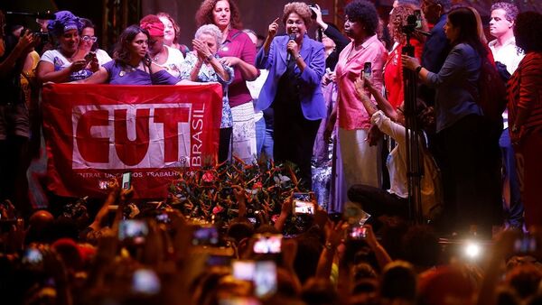 Brezilya’da eski Devlet Başkanı Dilma Rousseff ile beraber binlerce kadın, ‘Darbeye karşı demokrasiden yana kadınlar’ yürüyüşünde bir araya geldi. - Sputnik Türkiye