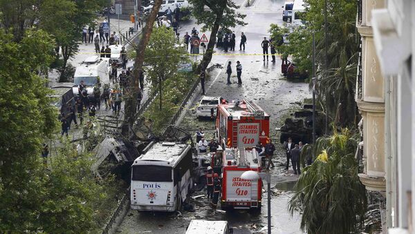 ​​Saldırıya uğrayan çevik kuvvet otobüsünün İstanbul Üniversitesi Fen Edebiyat Fakültesi'ne gittiği öğrenildi. - Sputnik Türkiye