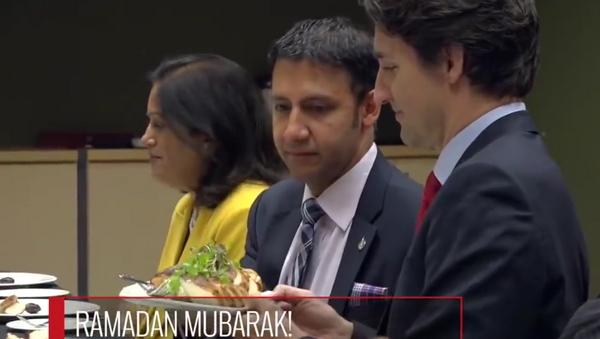 Kanada Başbakanı Trudeau, iftar sofrasında. - Sputnik Türkiye