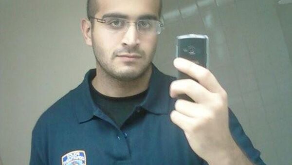 Orlando saldırısını gerçekleştiren Ömer Metin'in, basına yansıyan fotoğraflarının büyük bölümünde New York Polis Departmanı amblemi olan tişörtler giydiği görülüyor. - Sputnik Türkiye