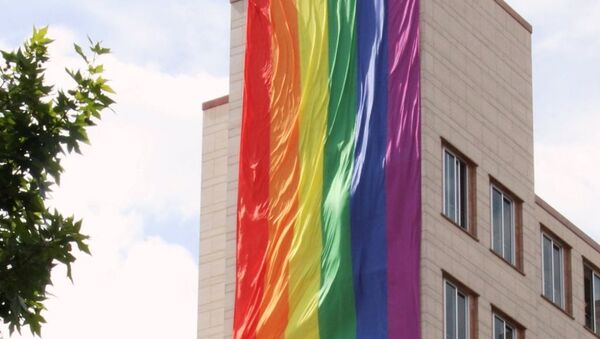 ABD İstanbul Başkonsolosluğu binasına, LGBTİ hareketinin simgesi gökkuşağı bayrağı asıldı - Sputnik Türkiye