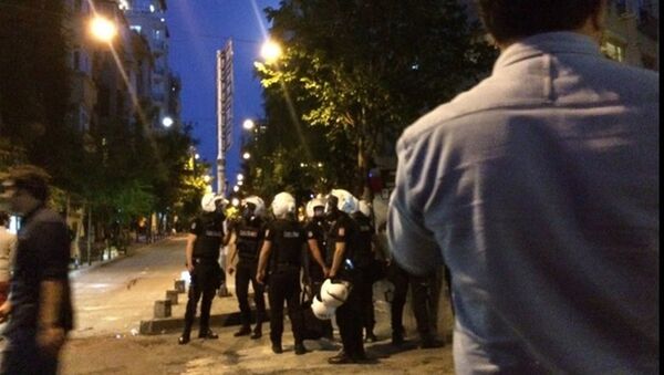 İstanbul Firuzağa’da Radiohead etkinliği düzenleyen Velvet Indieground Records adlı plakçıya ‘ramazanda içki içtikleri’ gerekçesiyle saldırılmasının ardından bugün olayı protesto etmek için toplanan kitleye polis müdahale etti. - Sputnik Türkiye