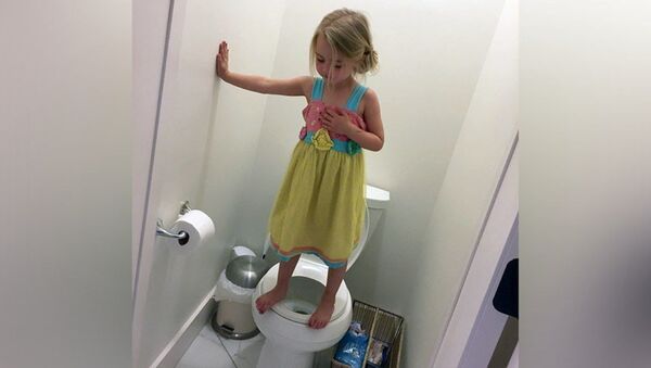 ABD’de Stacey Feeley adlı bir kadının 3 yaşındaki kızına ait 'tuvaletteki tatbikat’ fotoğrafı, sosyal medyada infial yarattı. - Sputnik Türkiye