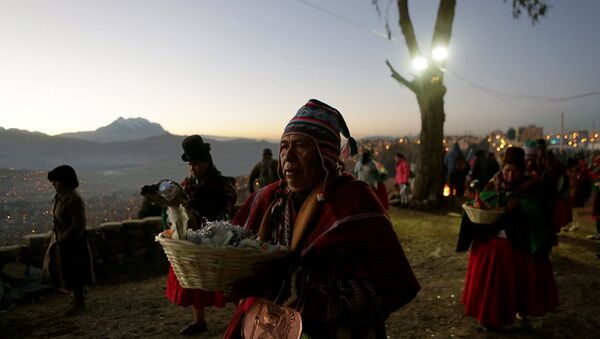 Aymara takvimine göre 5524 yılına giren Bolivya yerlileri, 21 Haziran'da kutladıkları yeni yılı dans ederek ve adaklar sunarak karşıladı. - Sputnik Türkiye