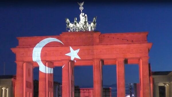 Almanya'daki Brandenburg Kapısı, Atatürk Havalimanı'ndaki saldırının ardından kırmızı-beyaz renklerle aydınlatıldı. - Sputnik Türkiye