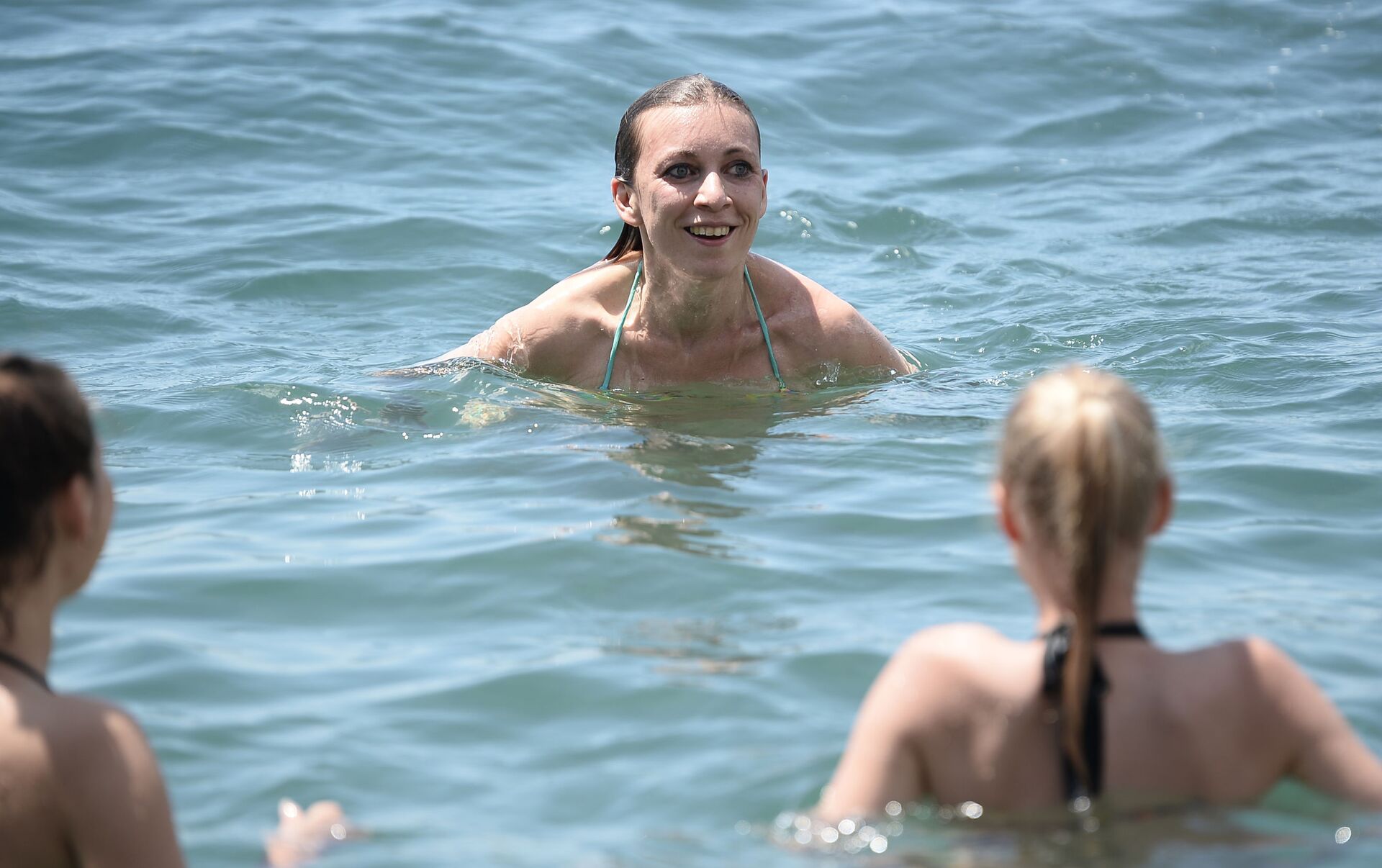 Удивительные фотографии Марии Захаровой в купальнике на пляже