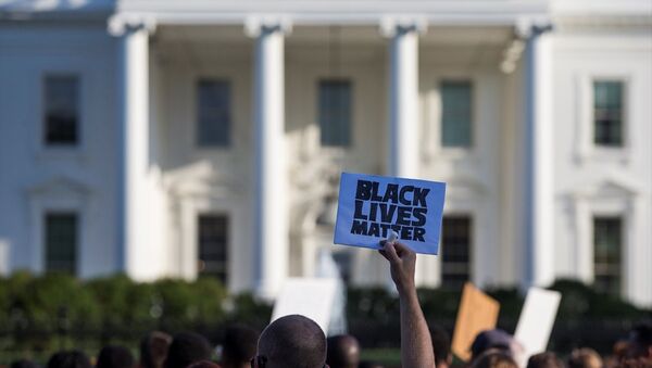 ABD'de polislerin siyahları öldürmesi Beyaz Saray önünde protesto edildi - Sputnik Türkiye