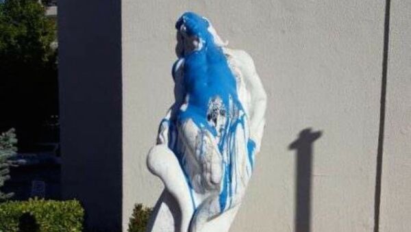 Bursa'nın Nilüfer İlçesi'nde, geçen salı günü siyah boya ile boyanan 'Özgür Olmak' adlı heykele bu kez mavi boyalı saldırıda bulunuldu. - Sputnik Türkiye