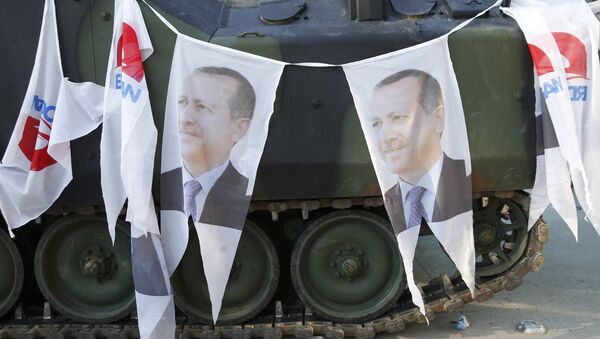 Darbe girişiminin önlenmesinin ardından tanklara Cumhurbaşkanı Erdoğan'ın fotoğrafları asıldı. - Sputnik Türkiye