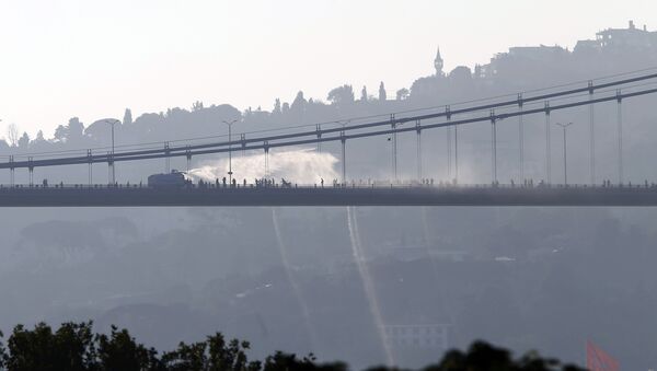 Türkiye'de darbe girişimi / Boğaz Köprüsü'nde TOMA - Sputnik Türkiye