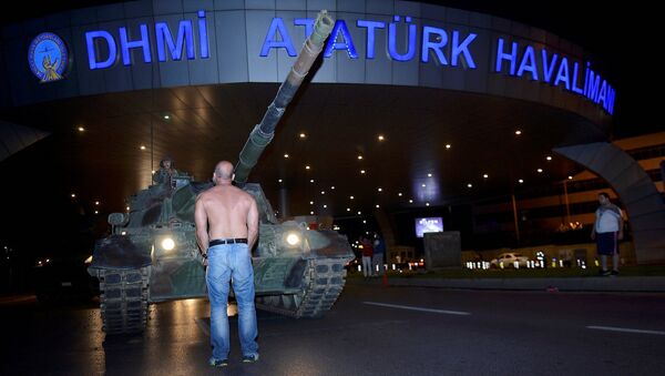 Darbe girişimi gecesi Atatürk Havalimanı'nda da gergin saatler yaşandı. - Sputnik Türkiye