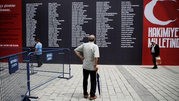 15 Temmuz'daki darbe girişimi sırasında hayatını kaybedenlerin isimleri, Taksim Meydanı'nda hazırlanan panoya yazıldı. - Sputnik Türkiye