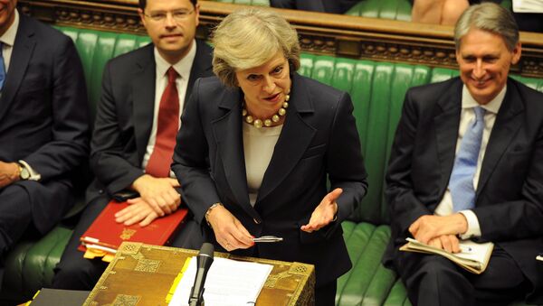 Theresa May, Avam Kamarası'ndaki 'Başbakan'a Sorular' oturumunda, milletvekillerinin sorularını yanıtladı. - Sputnik Türkiye