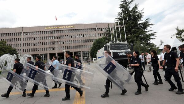 Ankara Adalet Sarayı'nın önündeki polisler - Sputnik Türkiye
