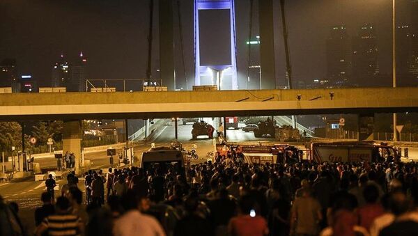 Askerlerin Boğaziçi Köprüsü'nde vatandaşların üzerine ateş açtığı anların yeni görüntüsü çıktı. - Sputnik Türkiye