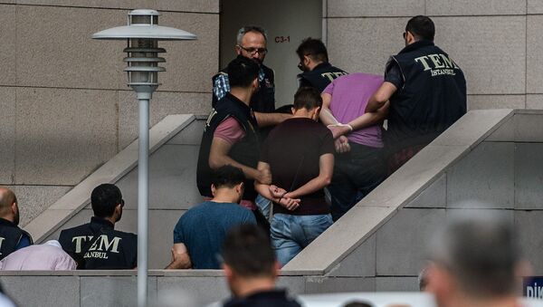 Darbe girişiminde yer aldıkları gerekçesiyle İstanbul Adalet Sarayı'na götürülen askerler - Sputnik Türkiye