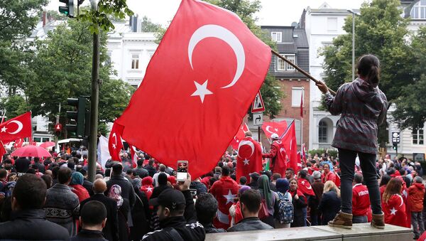 Hamburg'daki Türk Konsolosluğu önünde darbe karşıtı eylem. - Sputnik Türkiye