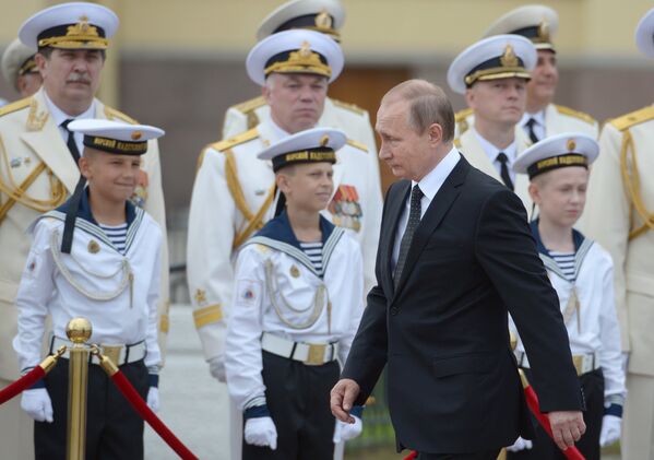 Rusya Devlet Başkanı Putin, Donanma Günü vesilesiyle Saint Petersburg’da düzenlenen resmigeçide katıldı. - Sputnik Türkiye