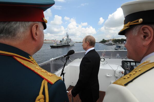 Rusya Devlet Başkanı Putin, Donanma Günü vesilesiyle Saint Petersburg’da düzenlenen resmi geçide katıldı. - Sputnik Türkiye