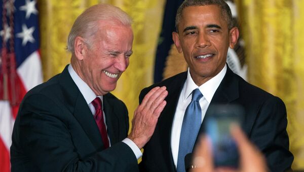 Vice President Joe Biden and President Barack Obama react after a heckler is removed from the East Room of the White House. - Sputnik Türkiye