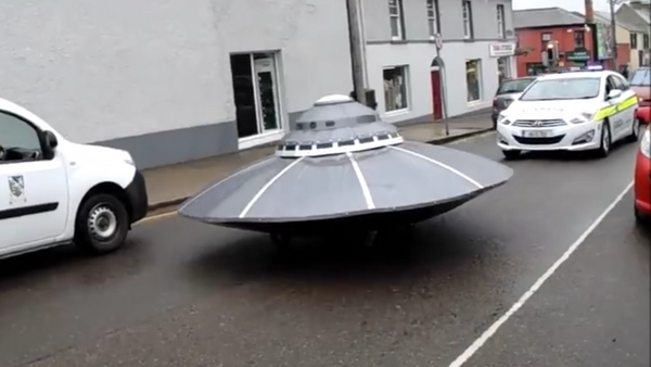 İrlanda sokaklarında beliren UFO’ya polis eskortu - Sputnik Türkiye