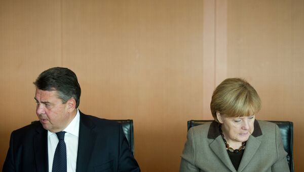 German Chancellor Angela Merkel, right, and Vice Chancellor and Economic Minister Sigmar Gabriel - Sputnik Türkiye