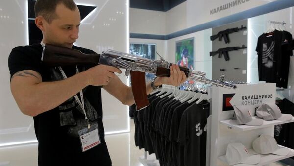 Dünyanın en çok kullanılan silahı olarak bilinen AK-47 tüfeğinin üreticisi Kalaşnikof, Rusya’nın başkenti Moskova’daki Şeremetyevo Havalimanı’nda mağaza açtı. - Sputnik Türkiye