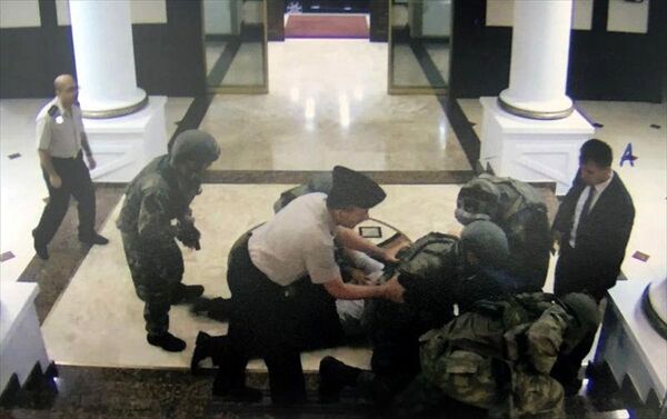 Görüntülerde Kara Kuvvetleri Komutanı Orgeneral Salih Zeki Çolak ve Kara Kuvvetleri Komutanlığı Kurmay Başkanı Orgeneral İhsan Uyar, darbeci askerler tarafından yere yatırılarak elleri arkadan bağlandığı görüldü. Görüntülerde Kara Kuvvetleri Komutanı Orgeneral Salih Zeki Çolak ve Kara Kuvvetleri Komutanlığı Kurmay Başkanı Orgeneral İhsan Uyar, darbeci askerler tarafından yere yatırılarak elleri arkadan bağlandığı görüldü. - Sputnik Türkiye