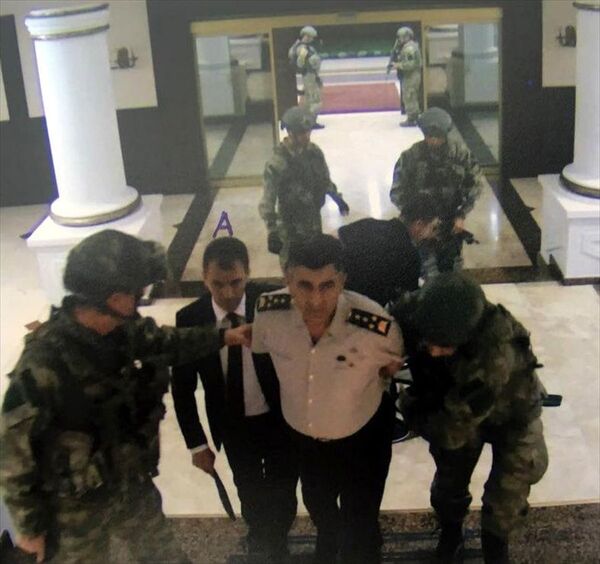 Görüntülerde Kara Kuvvetleri Komutanı Orgeneral Salih Zeki Çolak, darbeci askerler tarafından yere yatırılarak elleri arkadan bağlandığı görüldü. Görüntülerde Kara Kuvvetleri Komutanı Orgeneral Salih Zeki Çolak, darbeci askerler tarafından yere yatırılarak elleri arkadan bağlandığı görüldü. - Sputnik Türkiye