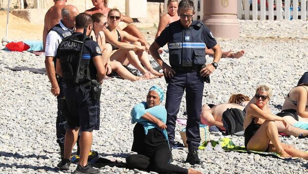 Fransa Nice'de burkini yasağını uygulayan polis plajlarda baskın yapıyor - Sputnik Türkiye
