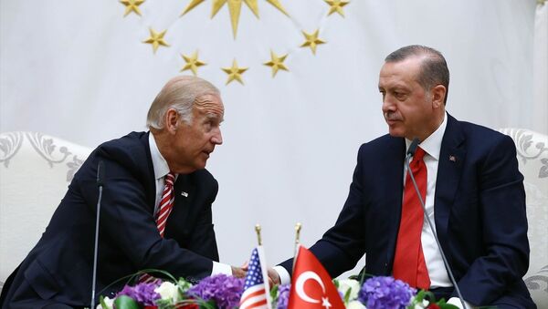 Cumhurbaşkanı Recep Tayyip Erdoğan, Cumhurbaşkanlığı Külliyesi'nde ABD Başkan Yardımcısı Joe Biden'ı kabul etti. Cumhurbaşkanı Erdoğan ve Biden, görüşme sonrası ortak basın toplantısı düzenledi. - Sputnik Türkiye