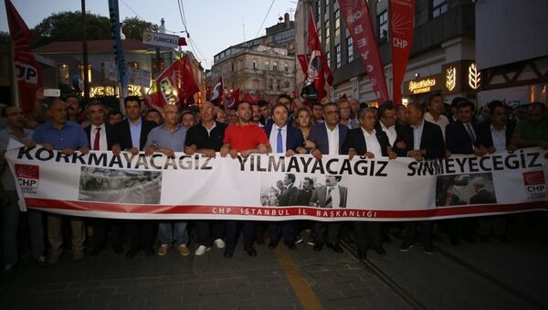 Kılıçdaroğlu'nun konvoyuna saldırı Taksim'de protesto edildi - Sputnik Türkiye