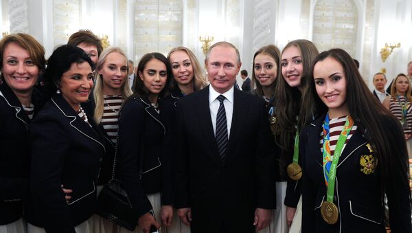Rusya Devlet Başkanı Vladimir Putin, Rio Olimpiyatları'nda yarışan Rus sporcularla - Sputnik Türkiye