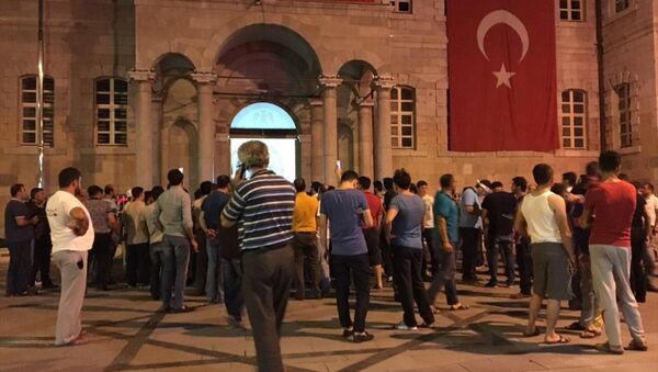 Elektrikler kesilince valilik binası önünde toplandılar - Sputnik Türkiye