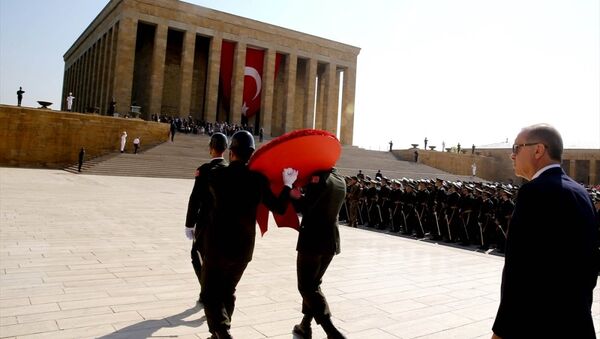 30 Ağustos kutlamaları için Cumhurbaşkanı Tayyip Erdoğan, diğer protokolle birlikte Anıtkabir'de Aslanlı Yol'dan yürüdü. - Sputnik Türkiye