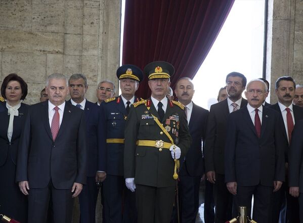 Törene Başbakan Binali Yıldırım, Genelkurmay Başkanı Orgeneral Hulusi Akar ve CHP Genel Başkanı Kemal Kılıçdaroğlu da katıldı. - Sputnik Türkiye