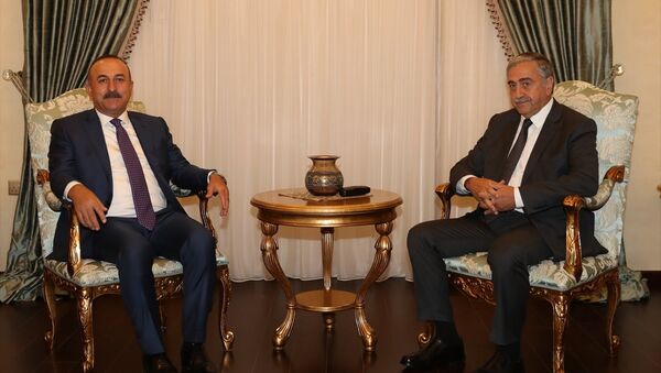 Dışişleri Bakanı Mevlüt Çavuşoğlu ve KKTC Cumhurbaşkanı Mustafa Akıncı - Sputnik Türkiye