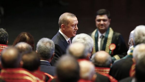 Cumhurbaşkanı Recep Tayyip Erdoğan, salona girerken hakim ve savcılar ayağa kalkarak alkışladı. - Sputnik Türkiye