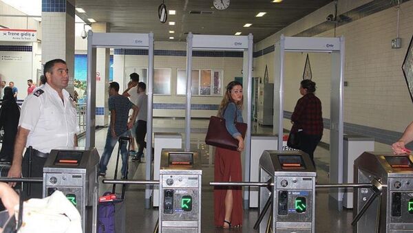 Atatürk Havalimanı'ndaki metro istasyonu girişine kontrol amaçlı x-ray cihazları konuldu. - Sputnik Türkiye