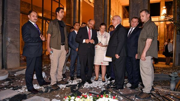 AP Başkanı Schulz, darbecilerin bombaladığı TBMM'yi gezdi. - Sputnik Türkiye