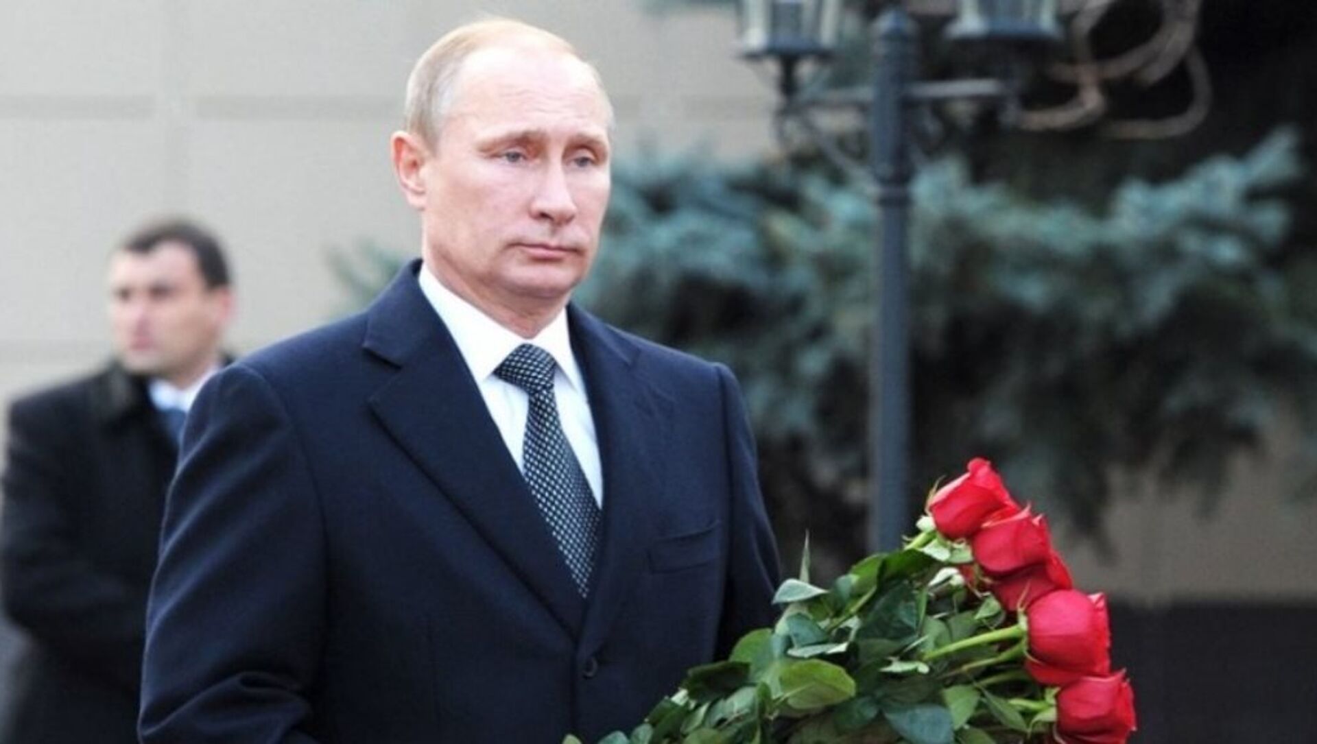 День рождение путиной. Путин с букетом. Путина с цветами. Путин с цветочками. Владимир Путин с цветами.