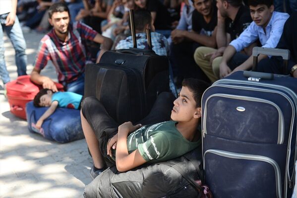 Yaklaşık 5 yıldır Türkiye'de olan Suriyeliler geri dönmeye başladı. Türkiye'ye sığınan bir grup Suriyeli, ülkelerine geri dönmek için Gaziantep Valiliğine müracaat etti. Alınan izinlerin ardından aralarında kadın, çocuk ve yaşlıların da bulunduğu 250 kişi Karkamış Gümrük Kapısı'na geldi. - Sputnik Türkiye