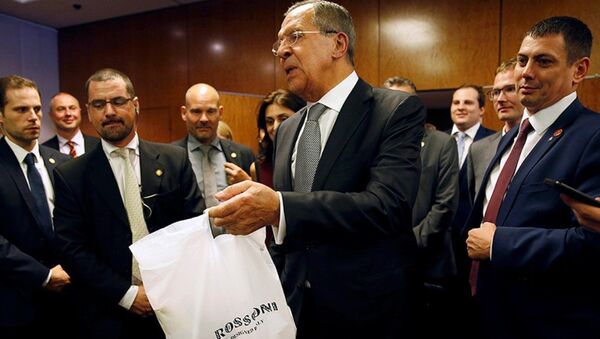 Rusya Dışişleri Bakanı Sergey Lavrov, gazetecilere pizza ve vodka ikram etti - Sputnik Türkiye
