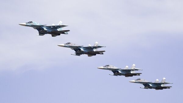 Rus ordusuna ait Su-34 bombalarını taşıyan jet uçakları hizalı uçarak birazdan bombaları bırakmaya hazırlanıyor. - Sputnik Türkiye