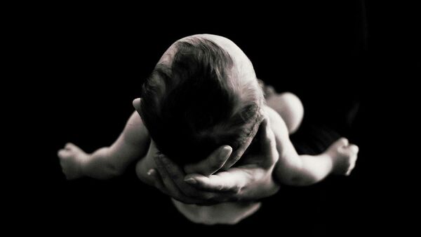 3 ebeveynin birleşmesi ile doğarak genetik hastalığı atlatan bebek - Sputnik Türkiye