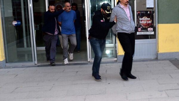 HDP Eş Genel Başkan Yardımcısı Alp Altınörs tutuklandı - Sputnik Türkiye