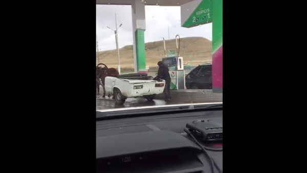 At arabasına benzin koyan Rus, sosyal medyayı salladı - Sputnik Türkiye